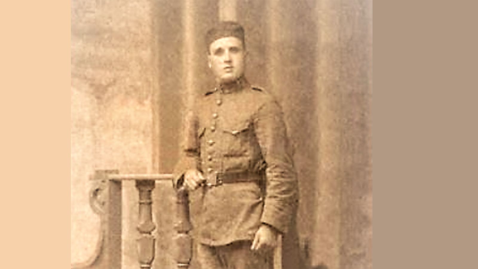 El soldado Manuel Iglesias, con el uniforme del algecireño Regimiento Extremadura 15 (1920).