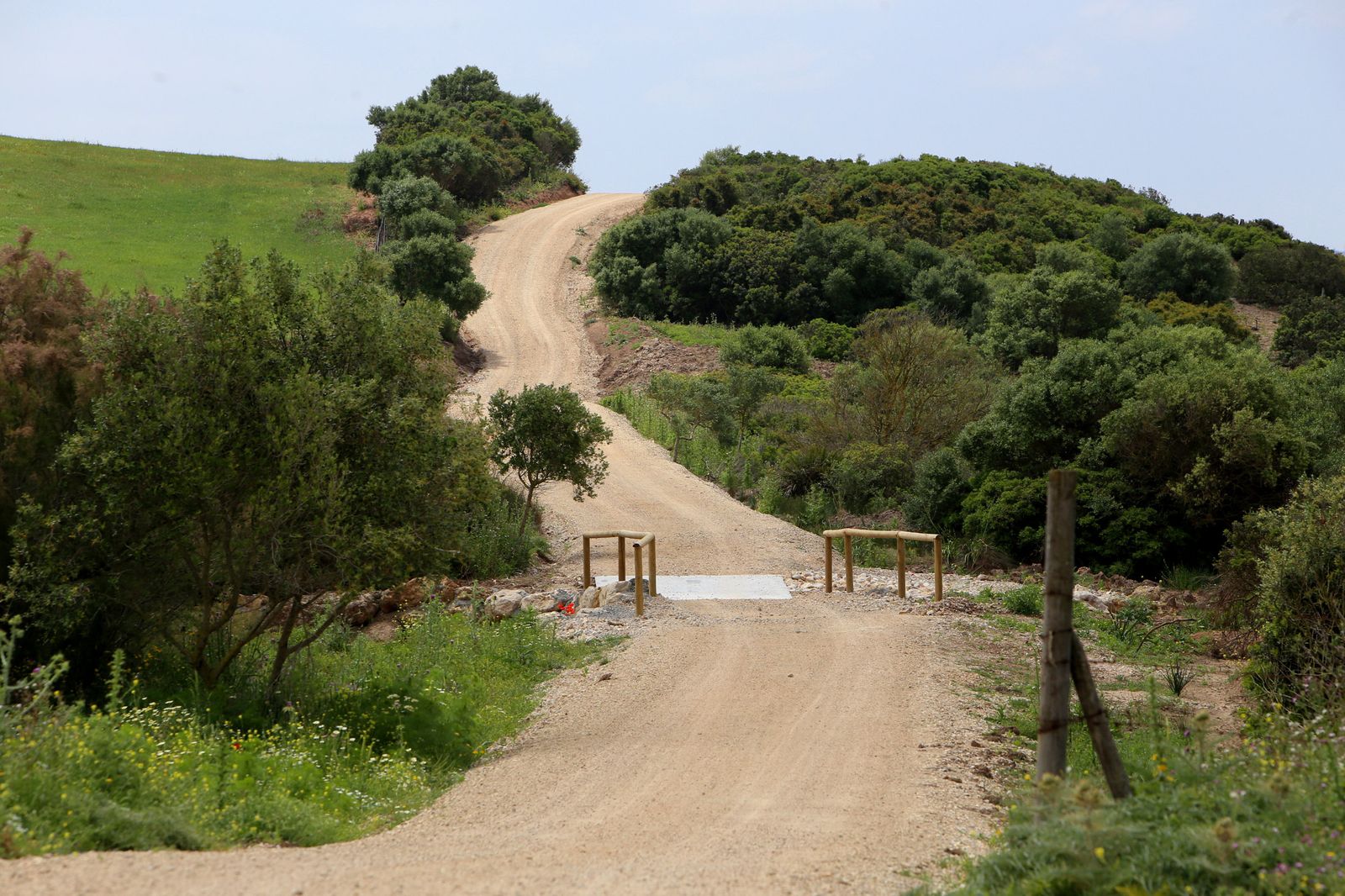 Una vista de un tramo del camino que ha sido acondicionado para el uso ciudadano.
