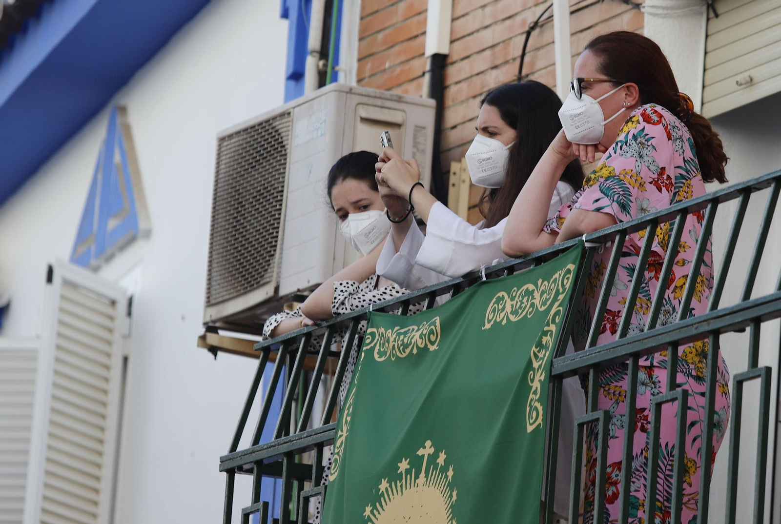 La Virgen del Rocío recorre las calles de Almonte hacia el Chaparral para el inicio del Camino de los Llanos