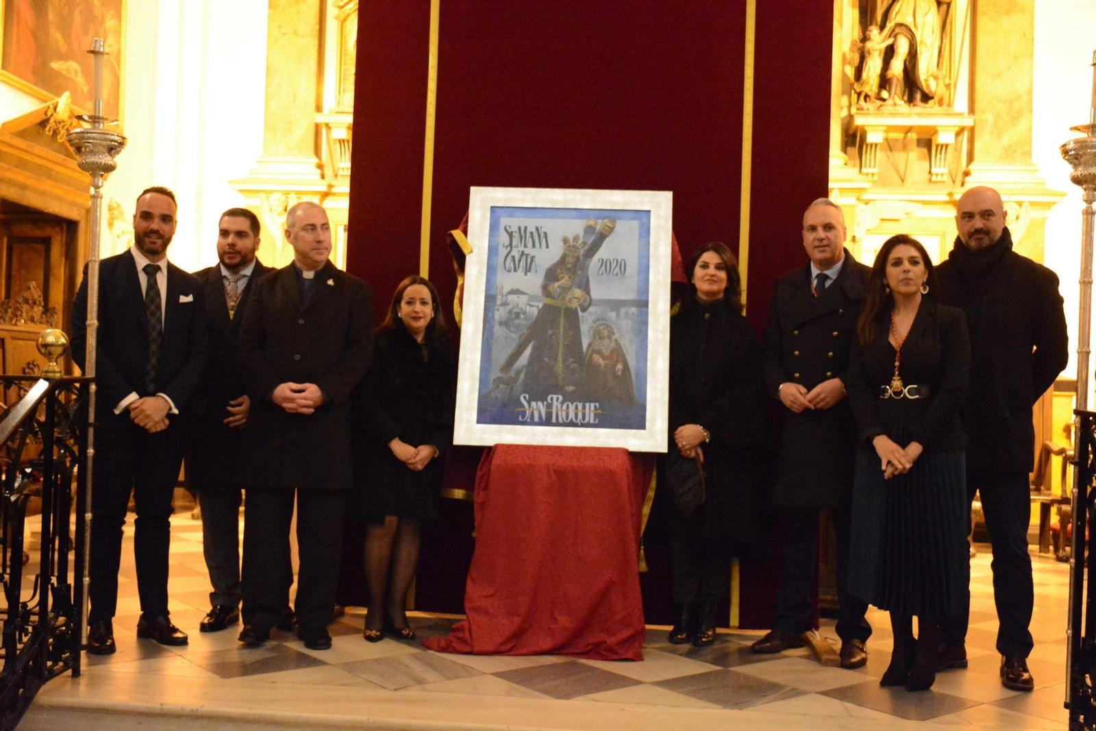 Las autoridades y el autor del cartel de la Semana Santa de San Roque 2020.