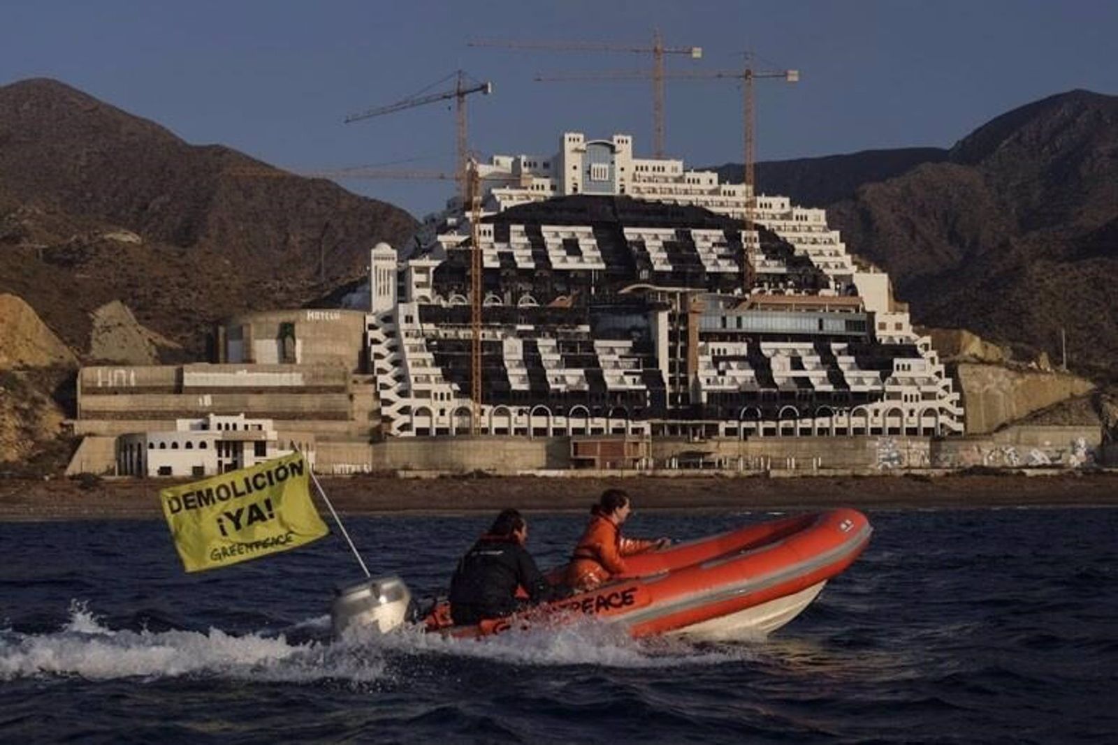 Imagen de archivo de una zódiac de Greenpeace navegando frente al hotel de El Algarrobico .