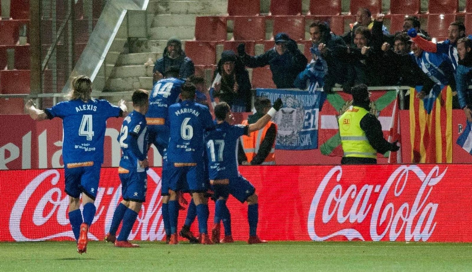 Los jugadores del Alavés se abrazan a Ibai Gómez tras el 2-3, que marcó en el minuto 93.