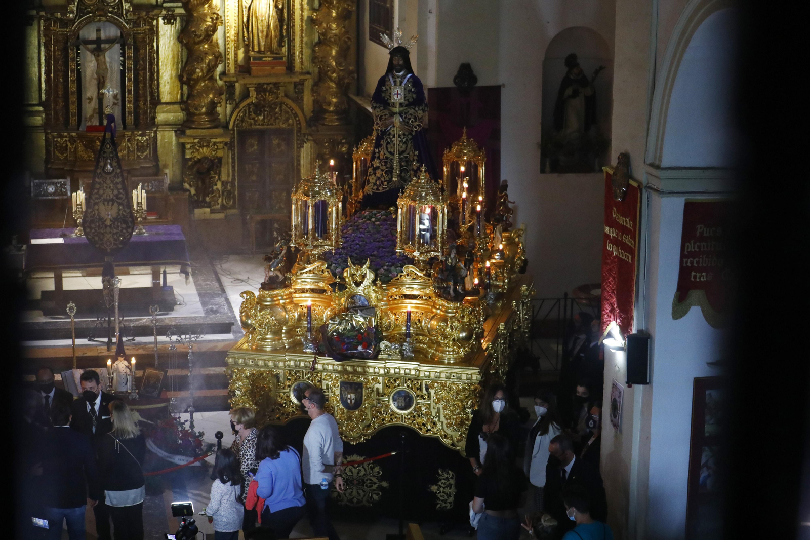 La espera para ver al Rescatado en Córdoba, en fotografías