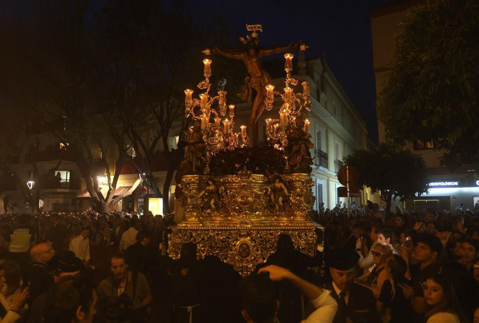 El crucificado de la Expiración al poco de salir de su capilla