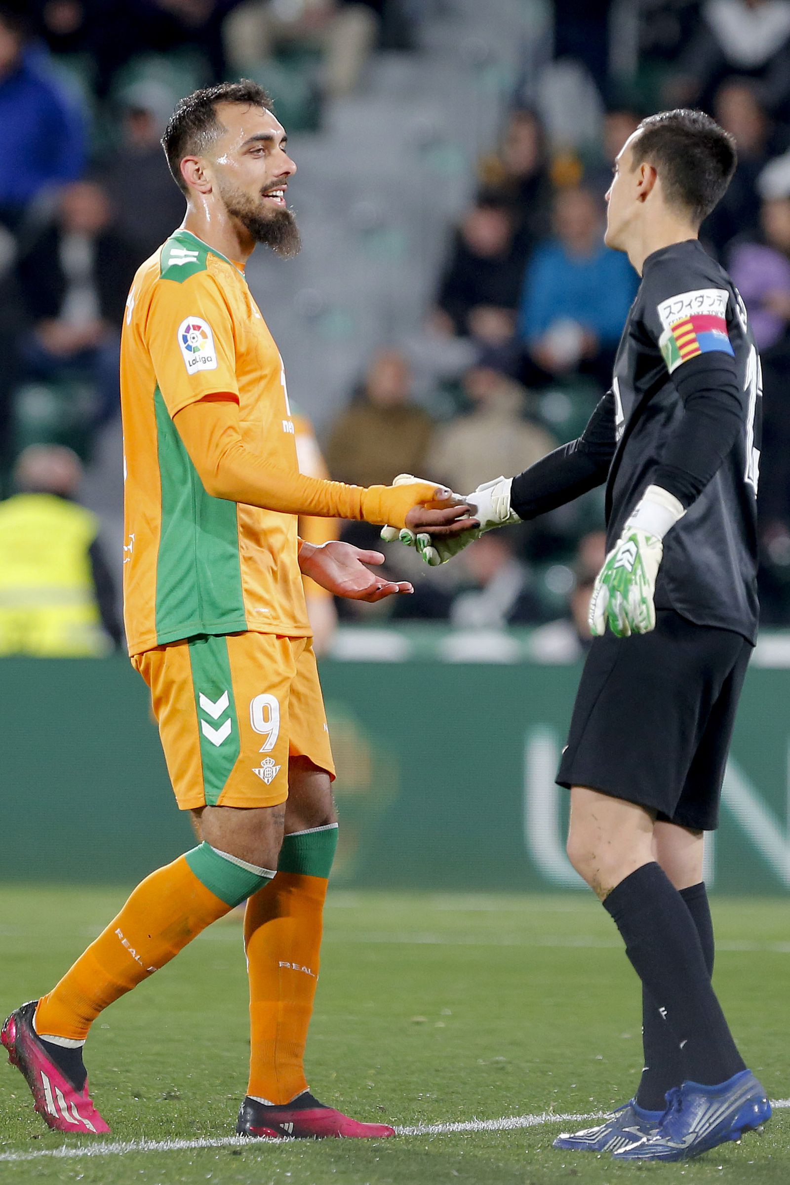 Borja Iglesias felicita a Édgar Badía por su parada en el segundo penalti que lanzó.