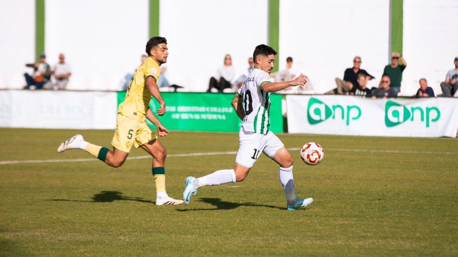 Fran Castillo supera a Edu Pla, en la jugada del 3-0