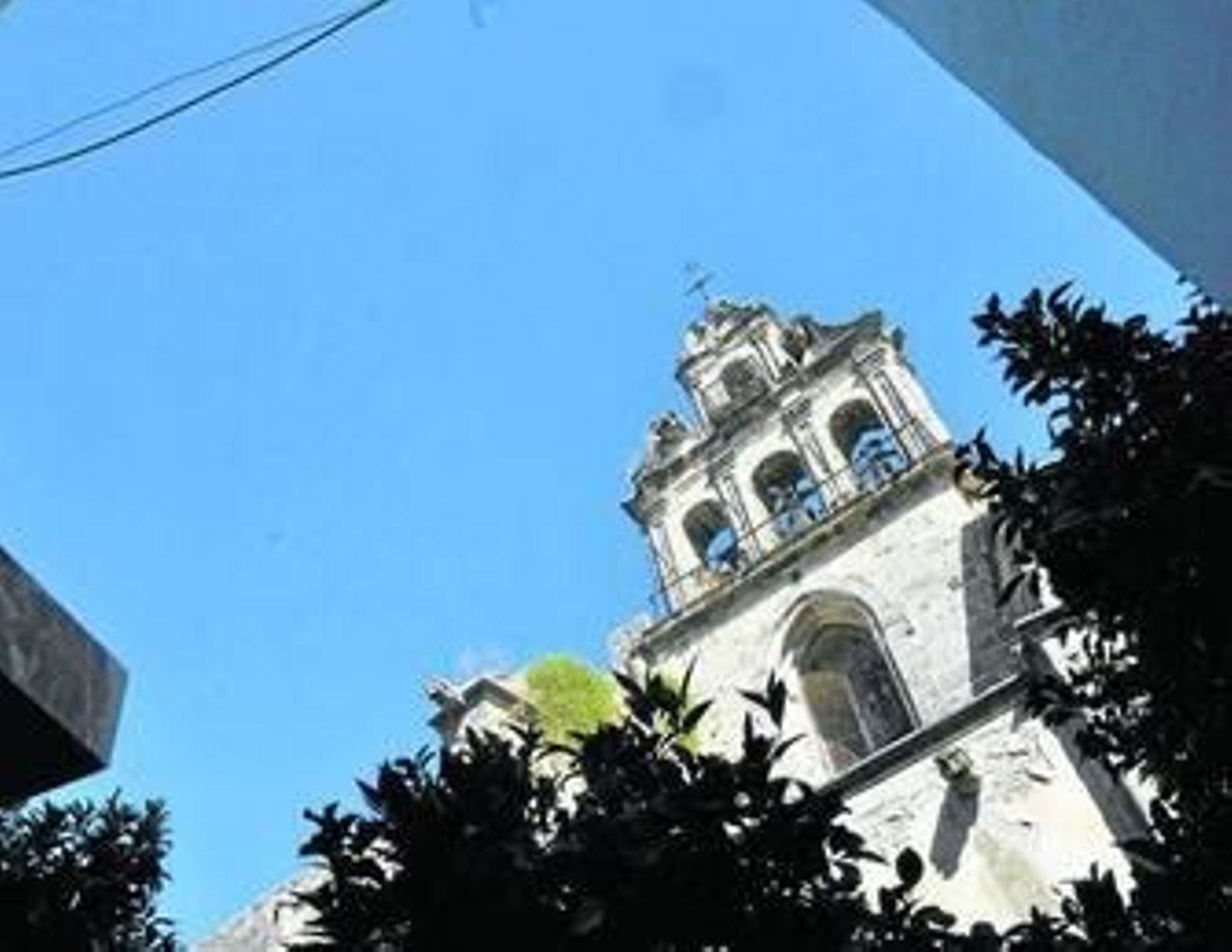 Imagen ayer de la espadaña de la iglesia de San Marcos.