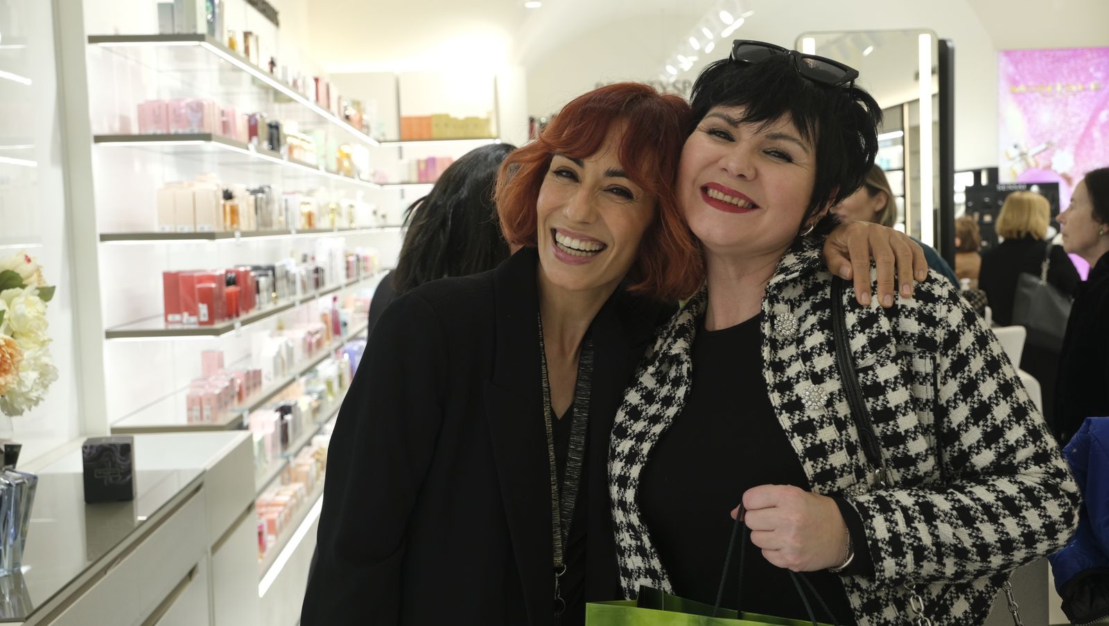 Perfumería Júlia abre de nuevo sus puertas, en Almería