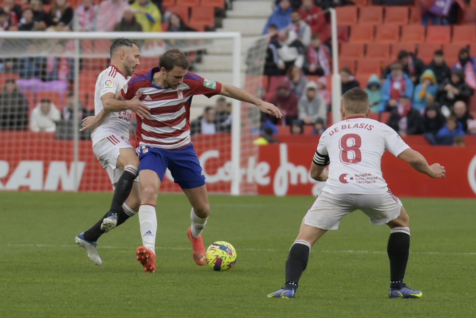 Ignasi Miquel se lleva el balón ante un rival