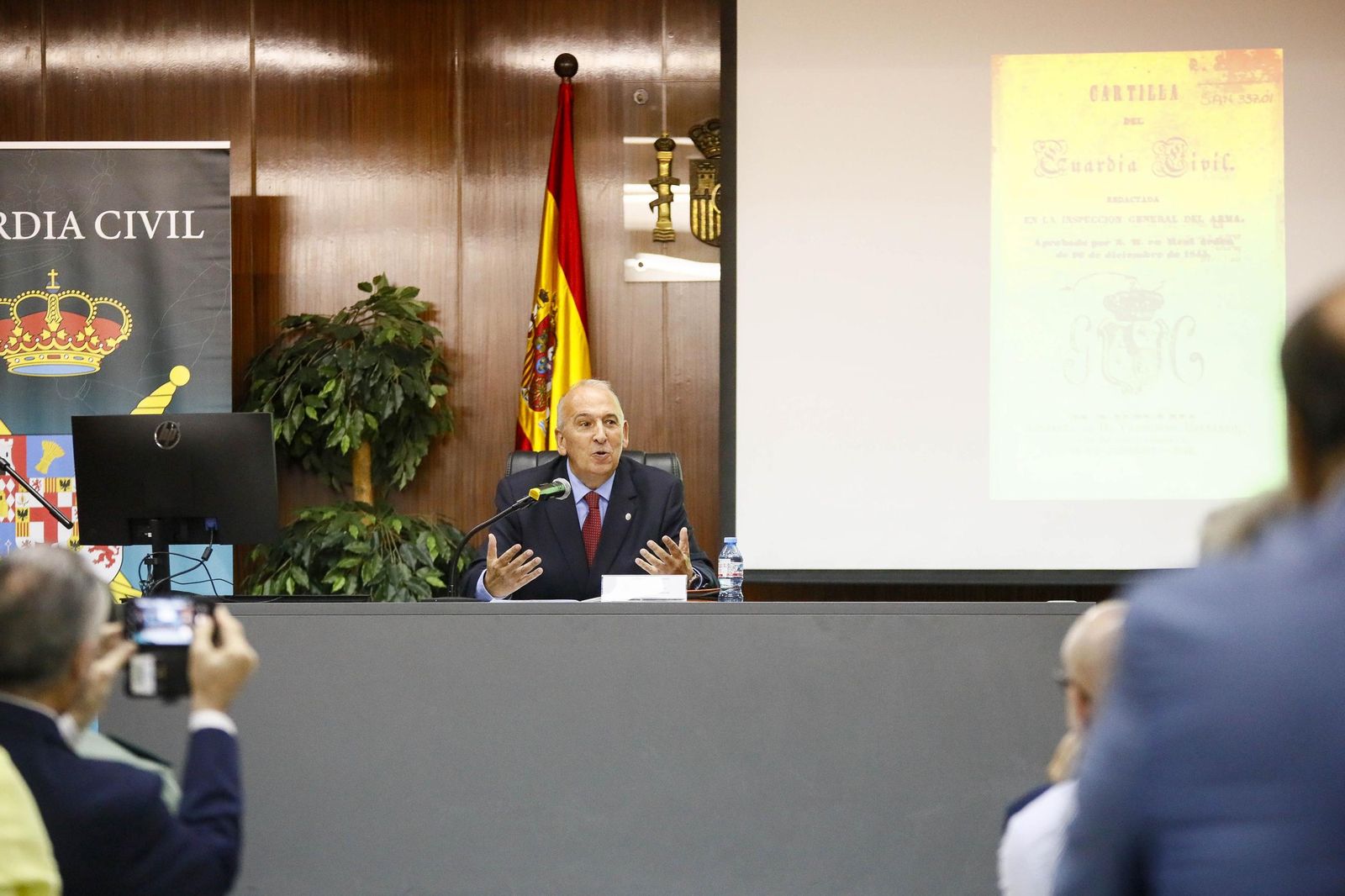 Las imágenes de la charla de Jesús Narciso Núñez Calvo sobre 'La creación de la Guardia Civil como nuevo modelo de seguridad pública' en Almería