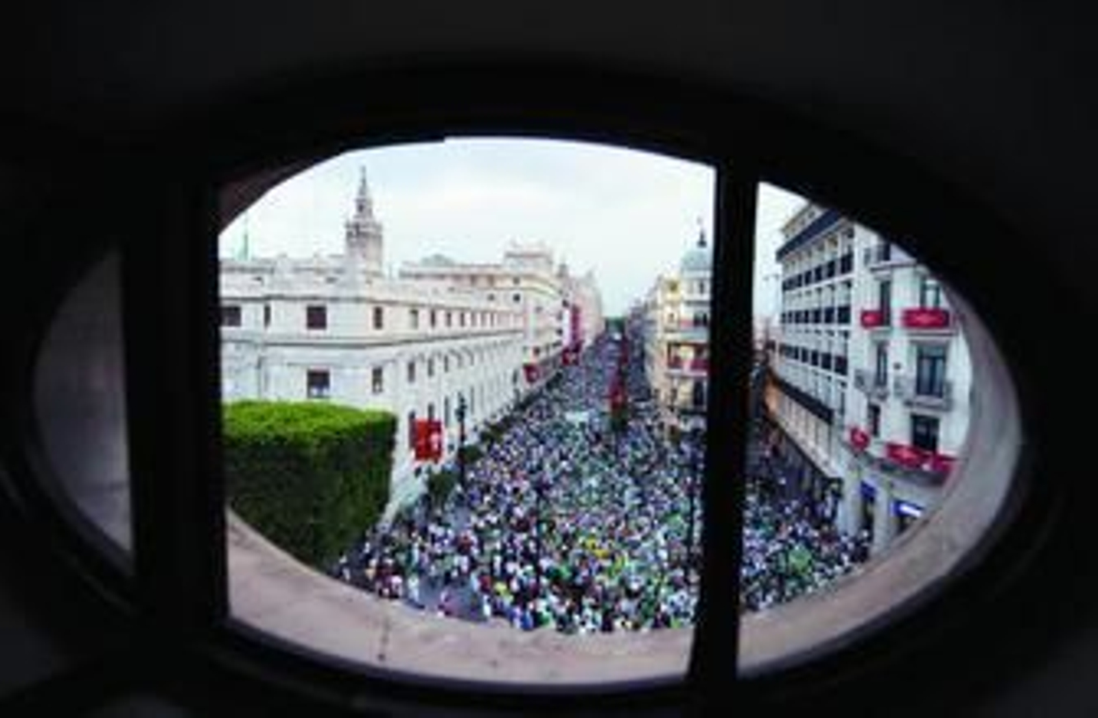 La afición verdiblanca muestra las banderas y las bufandas béticas en la Plaza Nueva.