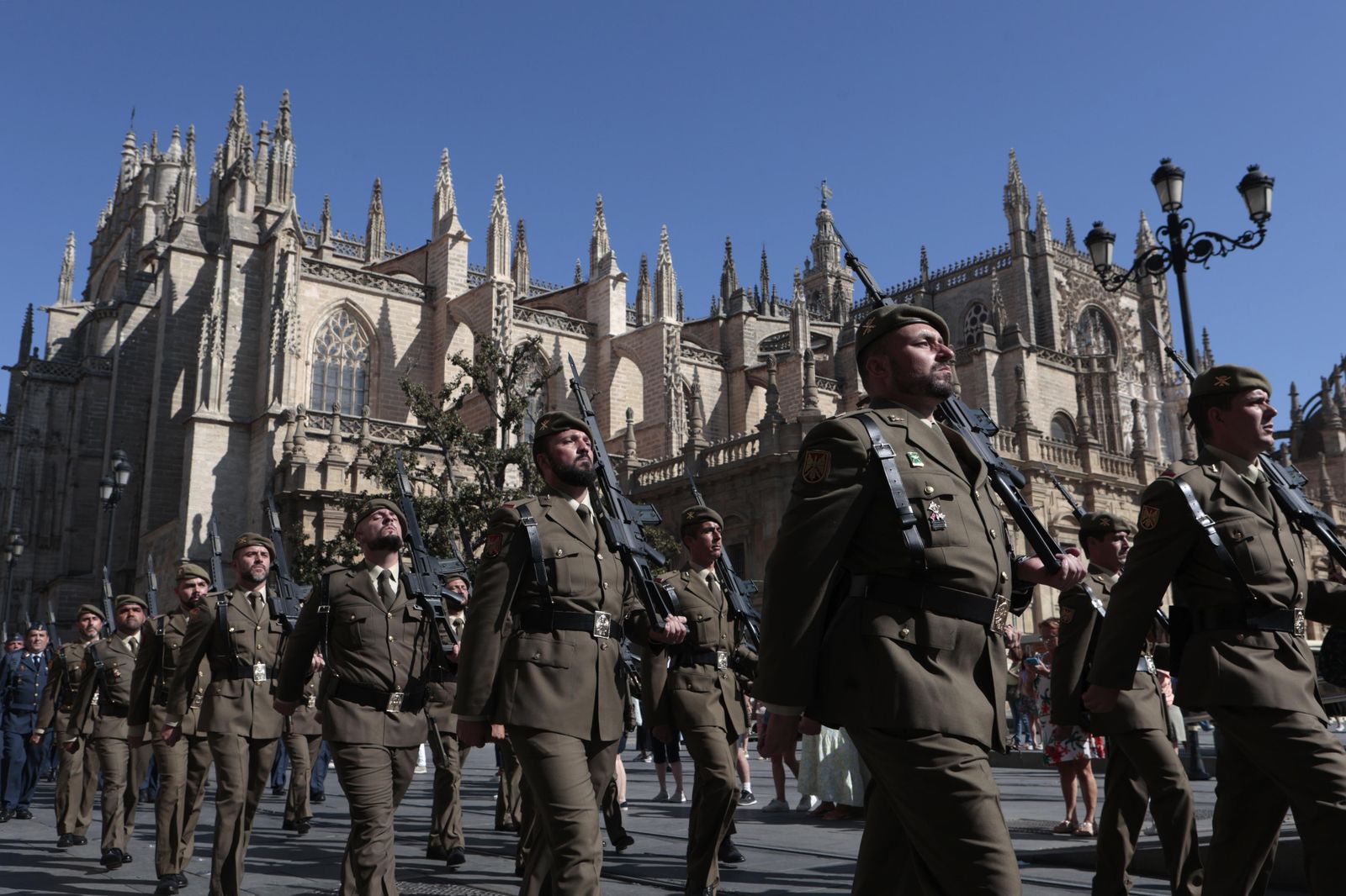 Las imágenes del acto de izado de la Bandera Nacional en la Plaza de San Francisco
