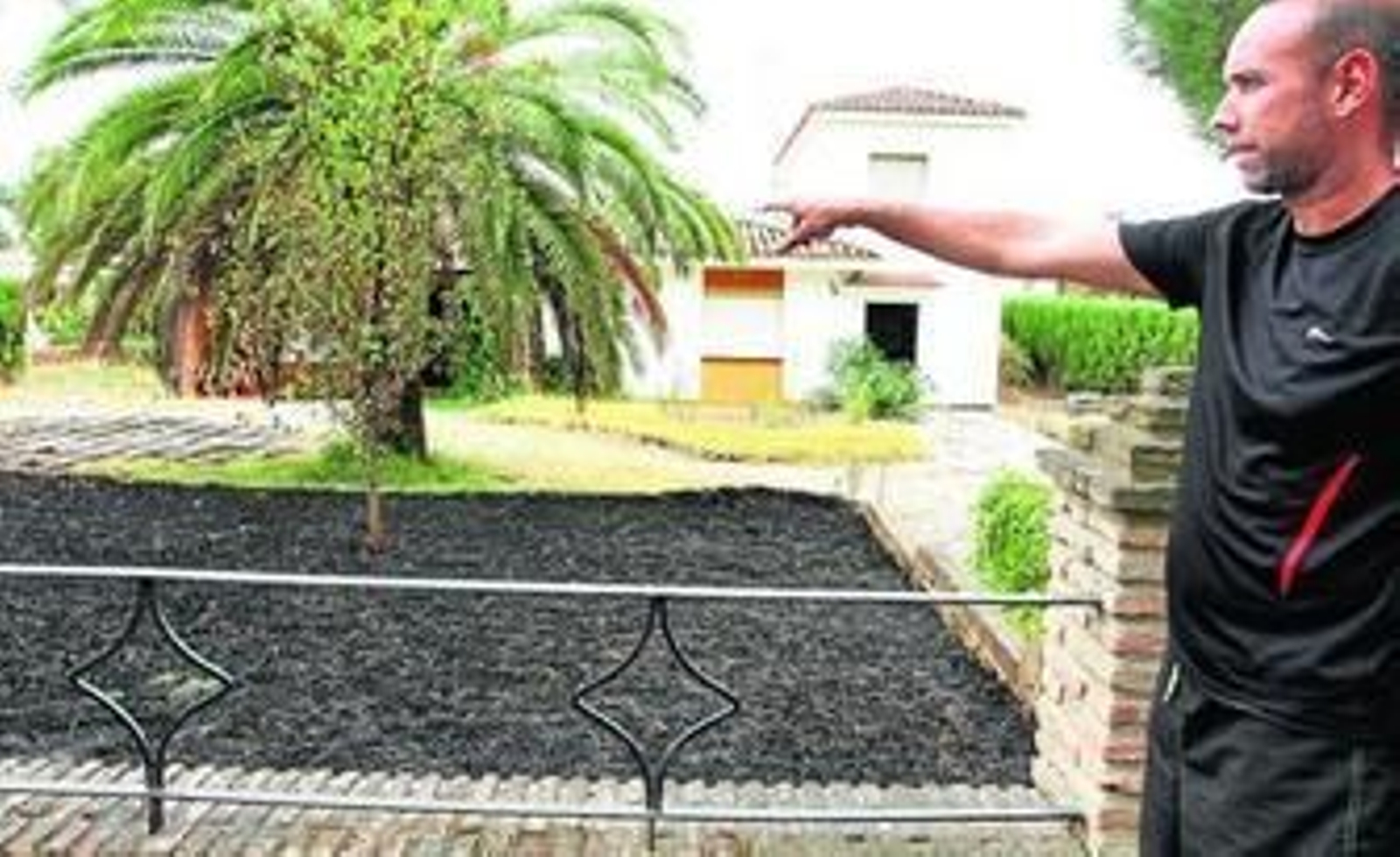 Una de las viviendas de La Rábida en las que ardió parte del jardin.