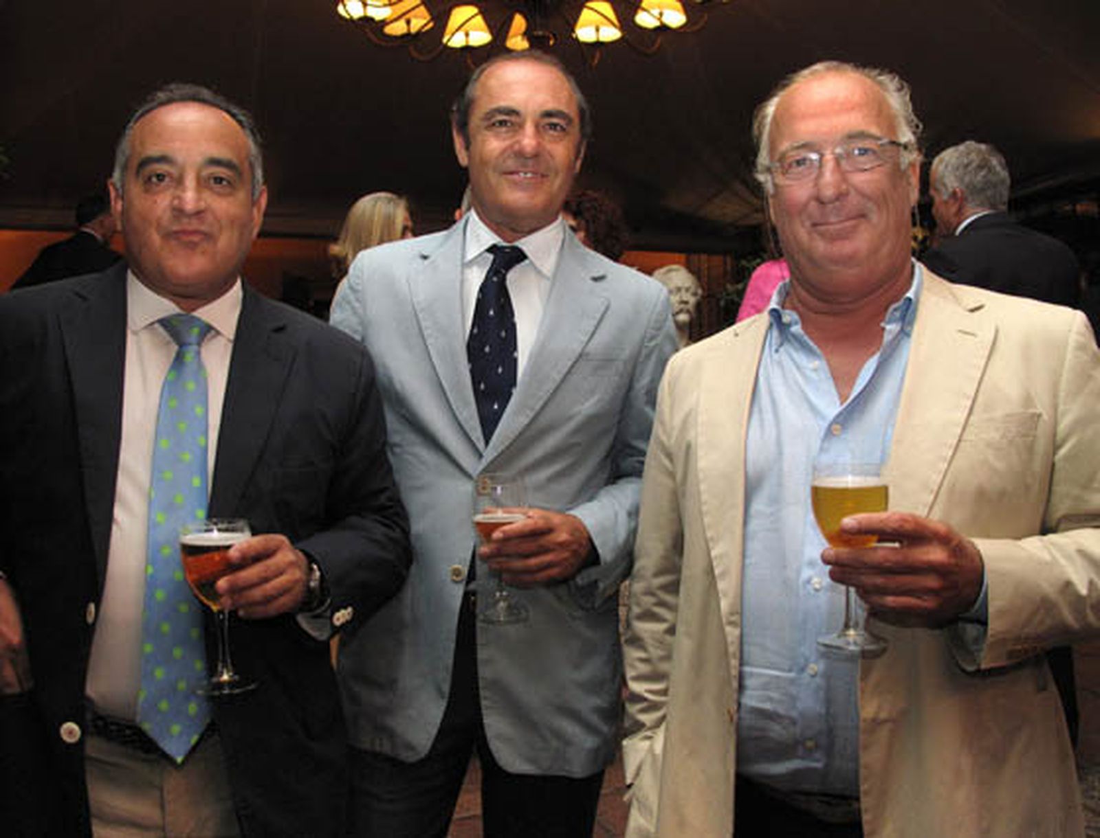 José Herrera Naranjo, José Luis González Hoyos y Javier Gonzalo, presidente de Detea, y ‘león’.

Foto: Victoria Ramírez