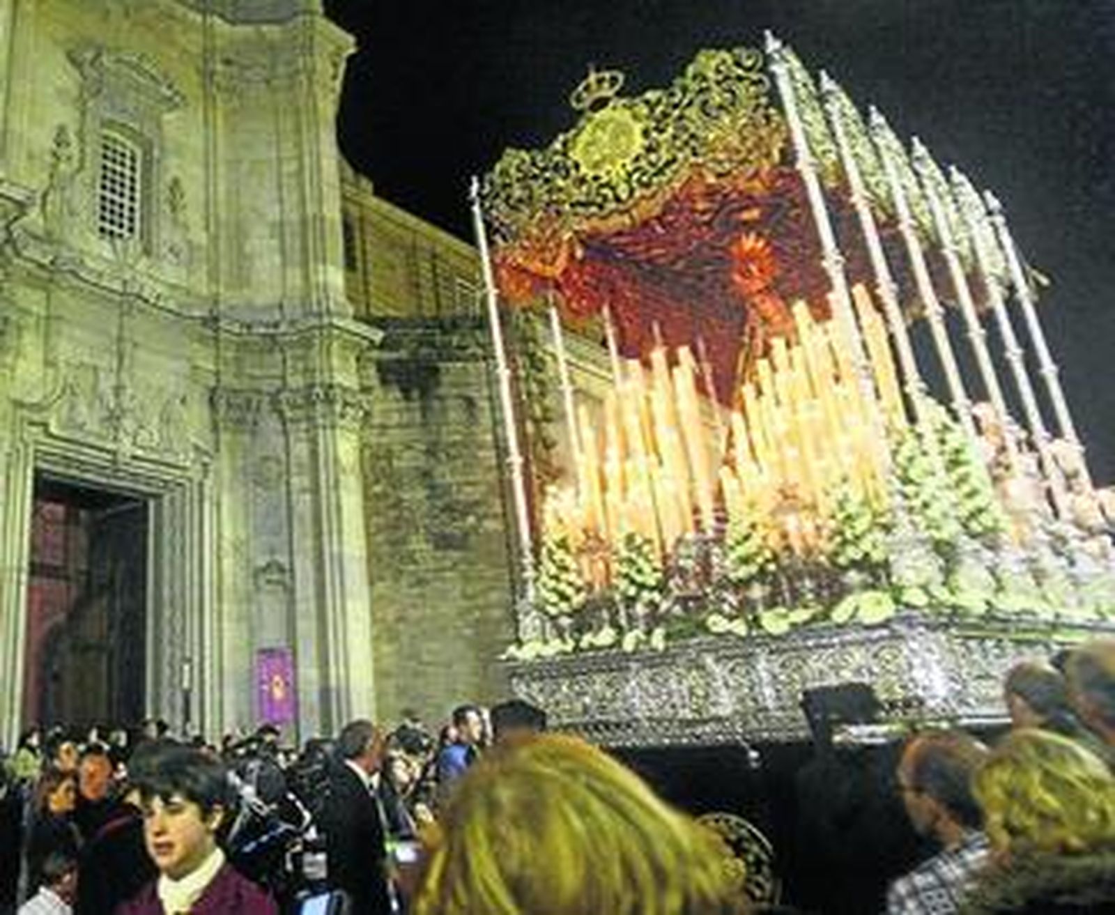 El palio de la Virgen de los Dolores, saliendo de la Catedral el Viernes Santo de 2010.