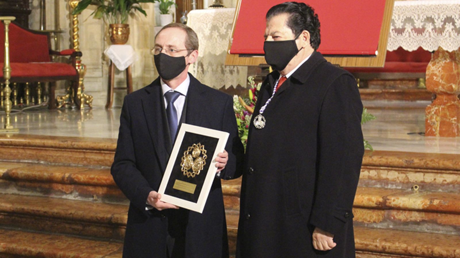 Entrega de la Medalla de Oro a la Hermandad de los Tambores Enlutados.