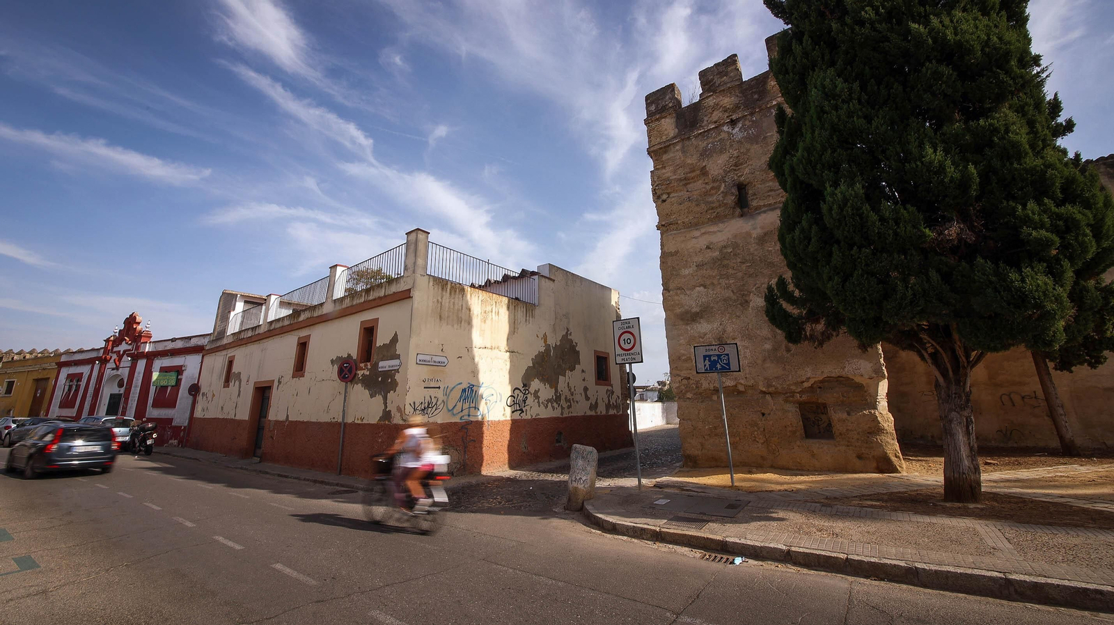 Así está la muralla en calle Muro