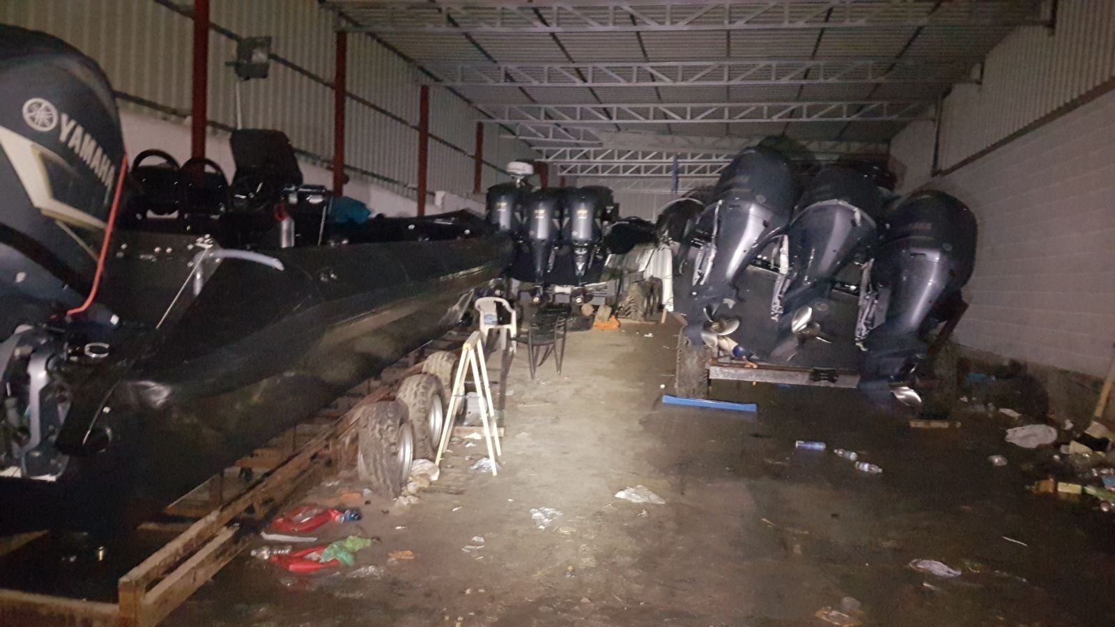 Varias narcolanchas incautadas en un almacén.