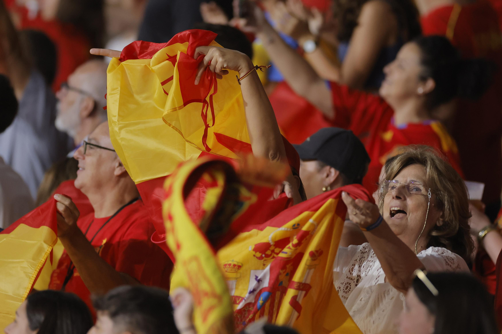 Búscate en las fotos del España-Escocia