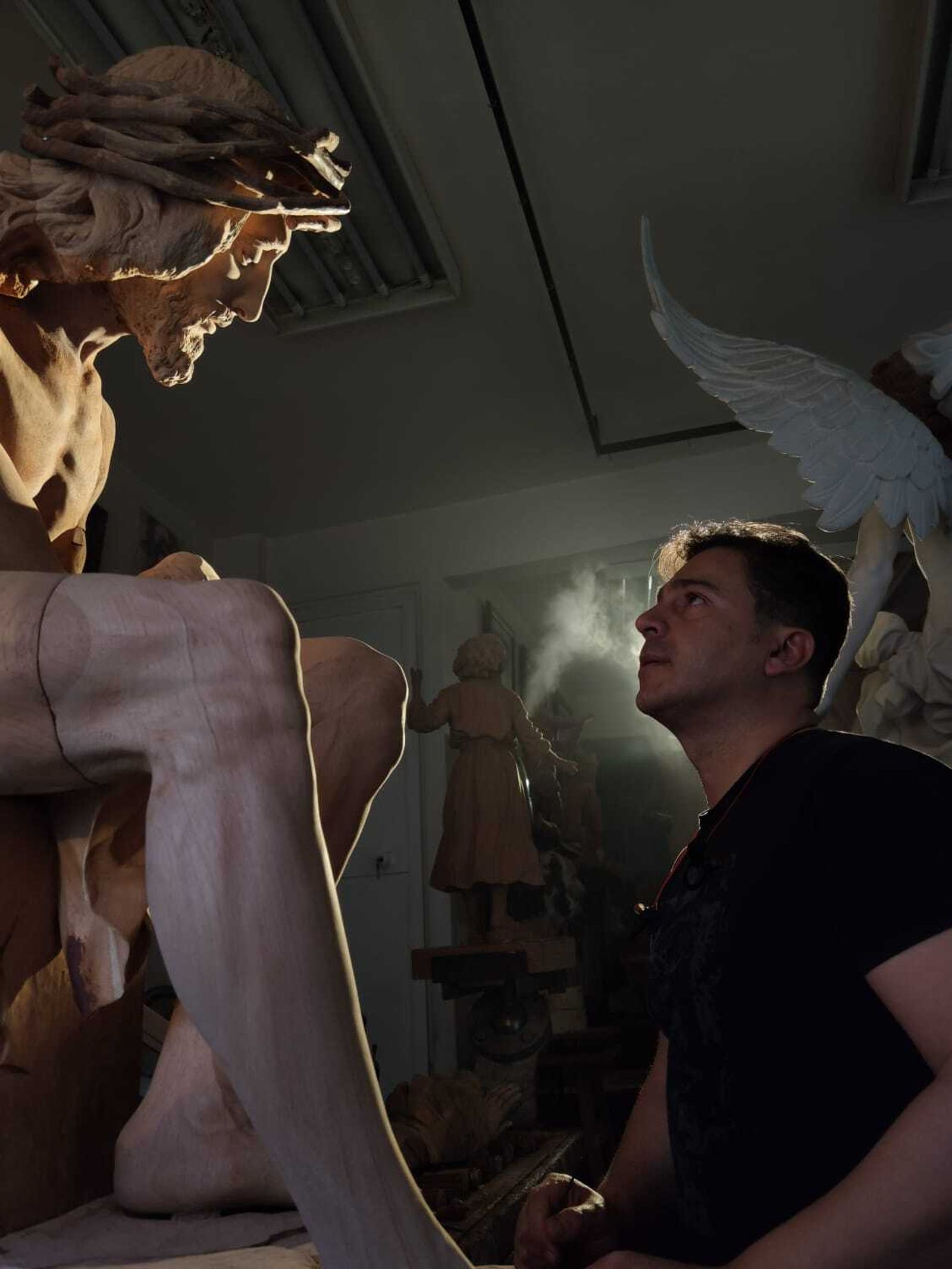 El imaginero Manuel Martín Nieto, junto a la imagen de Jesús de la Pasión.