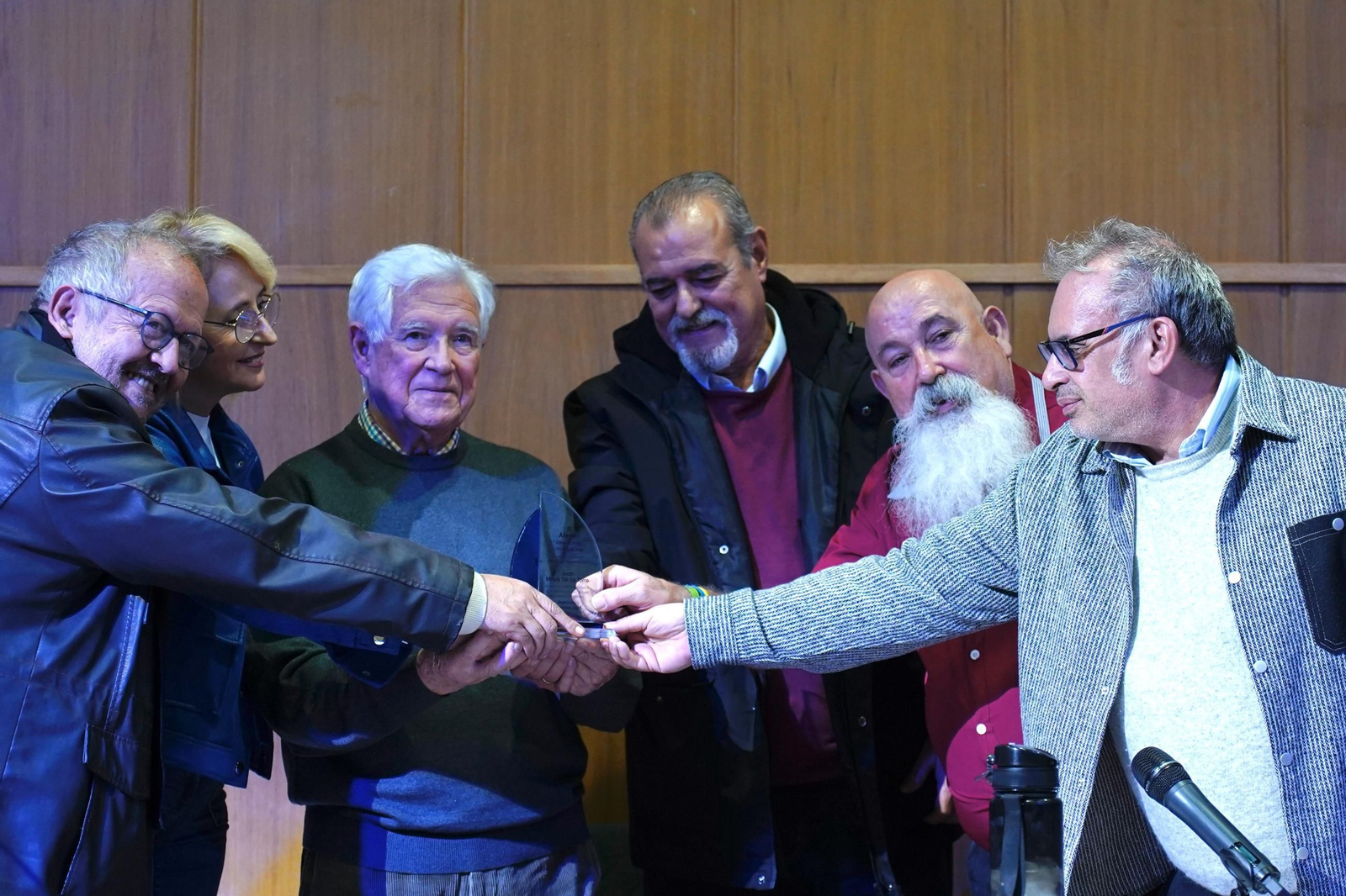 Fotos de la entrega del premio Ateneo José Román de Algeciras 2025 a Juan Moya