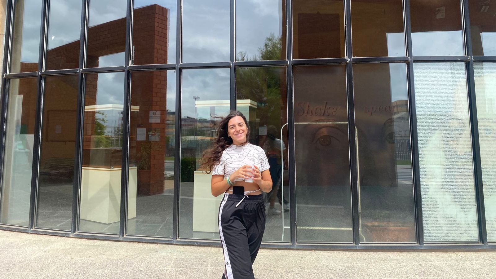 Naomi Díaz en un descanso fuera de la biblioteca.