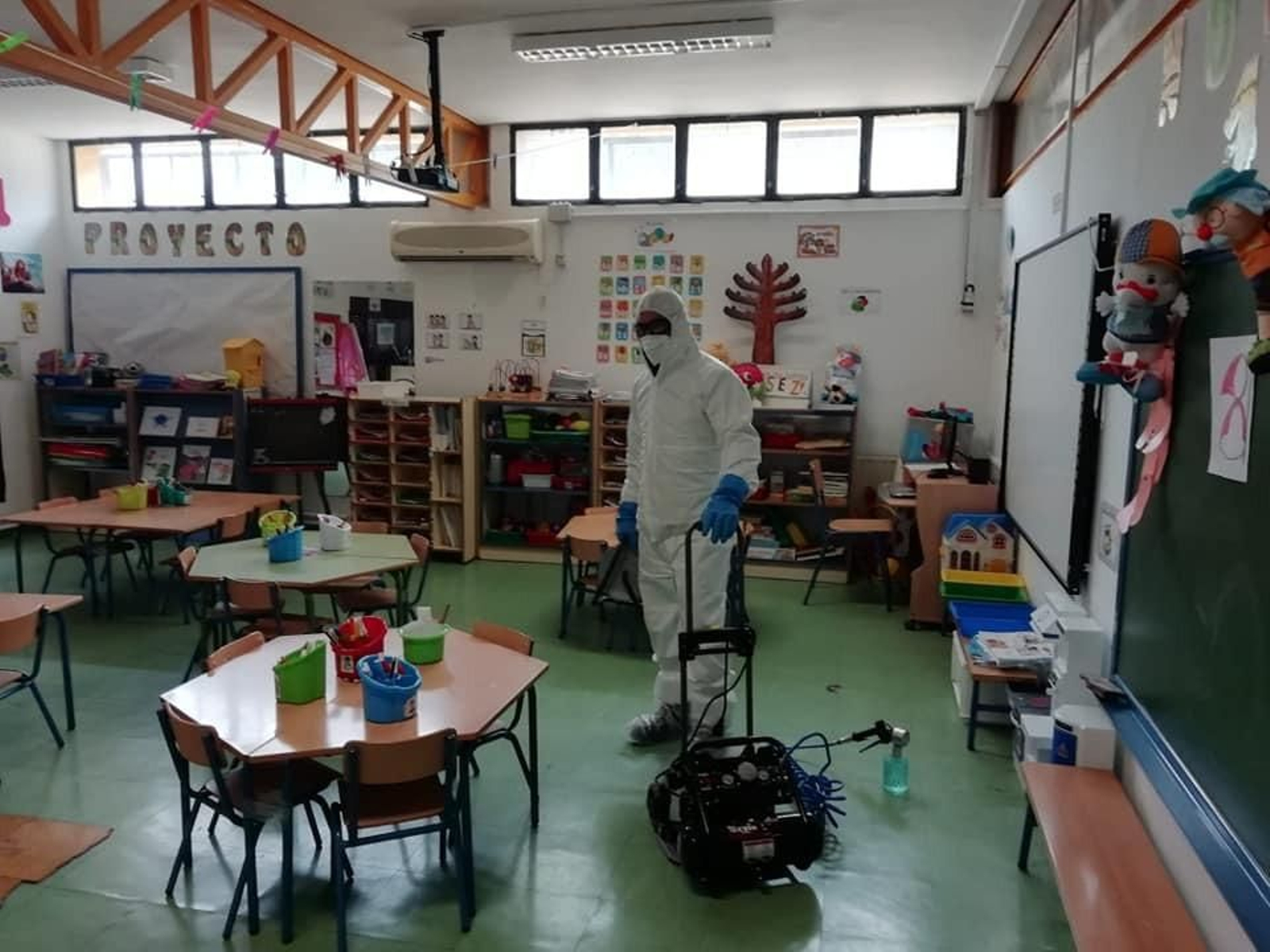 Desinfección de un centro educativo en Montoro.