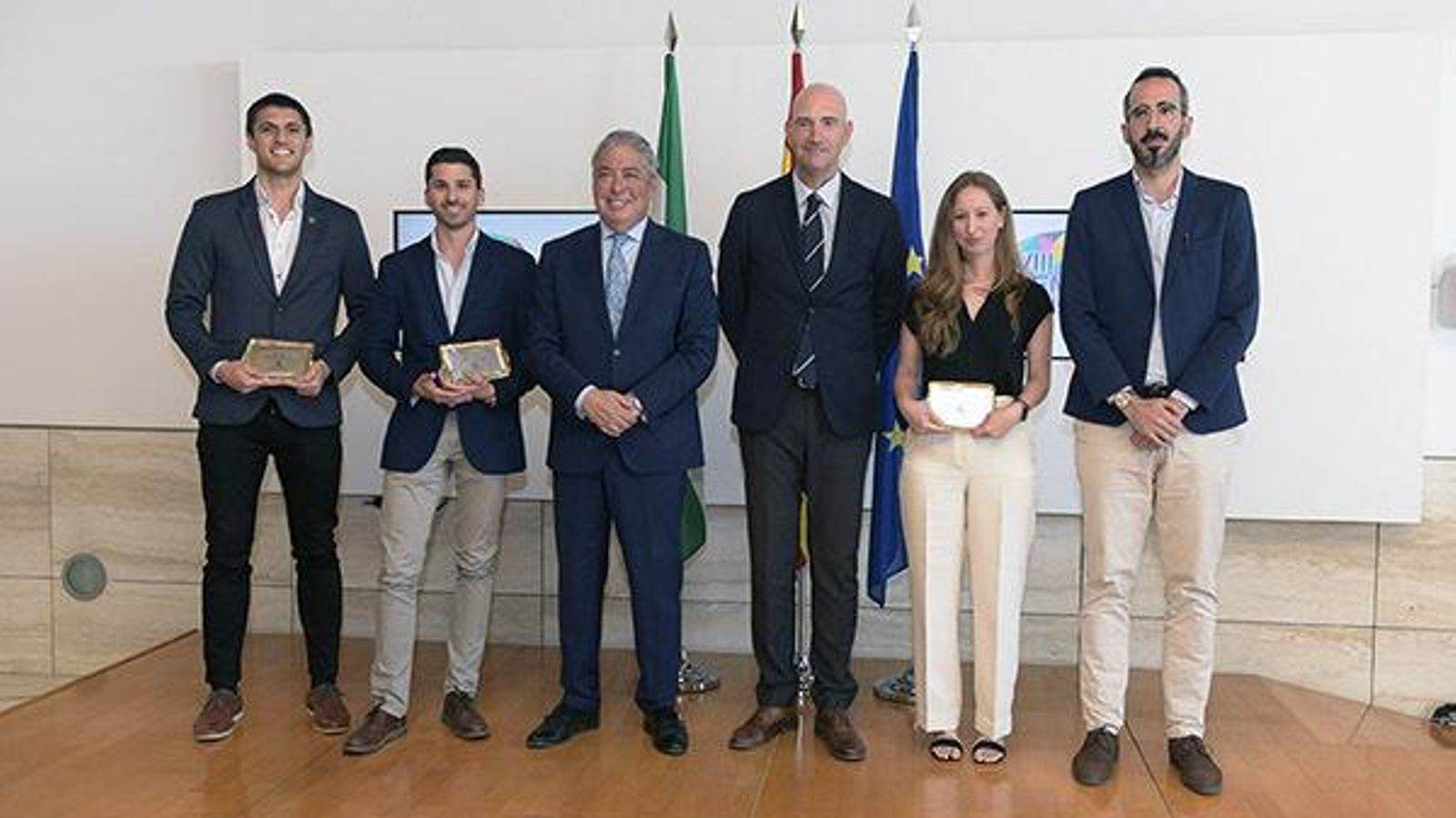 Foto de familia de los premiados.