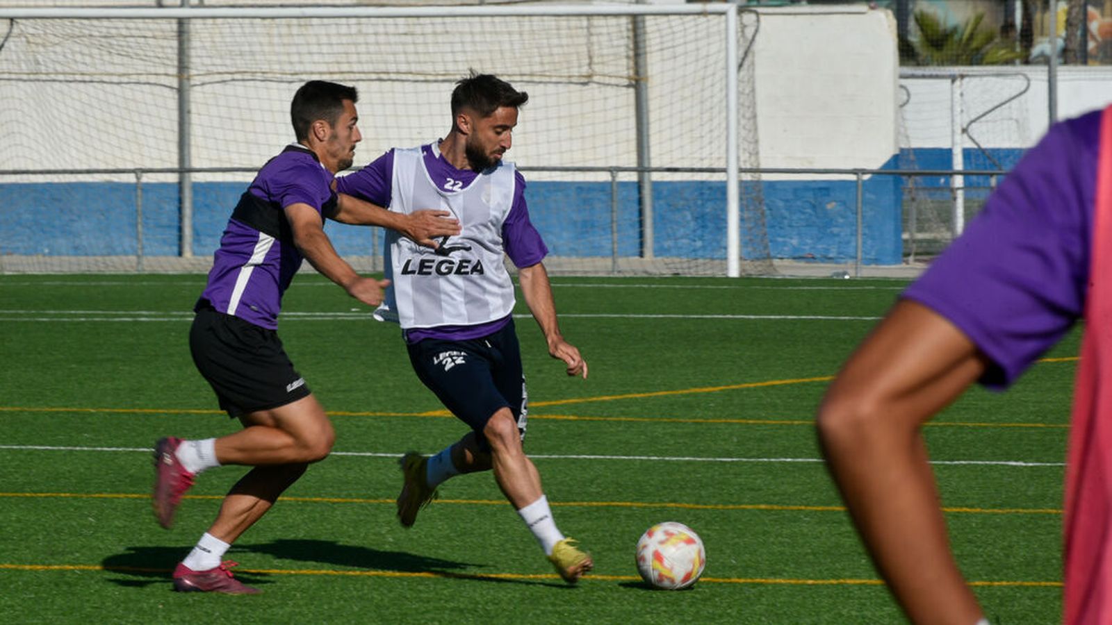 Omar Perdomo golpea el balón en un entrenamiento de la Balona.