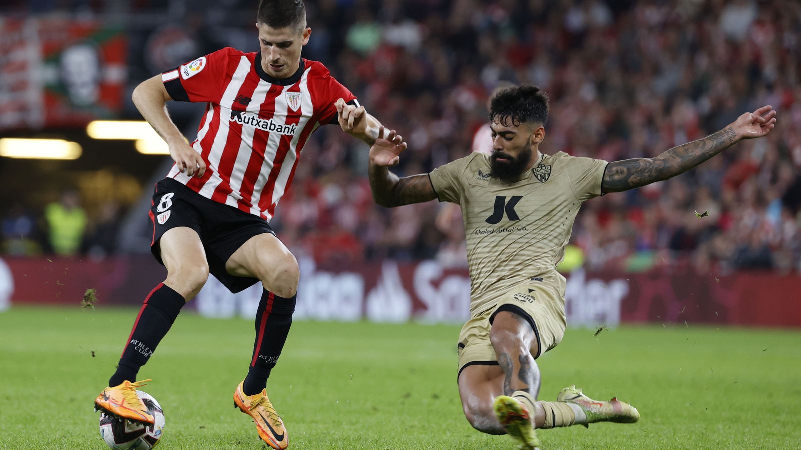 Samú Costa intenta frenar el avance de Sancet, autor del 2-0