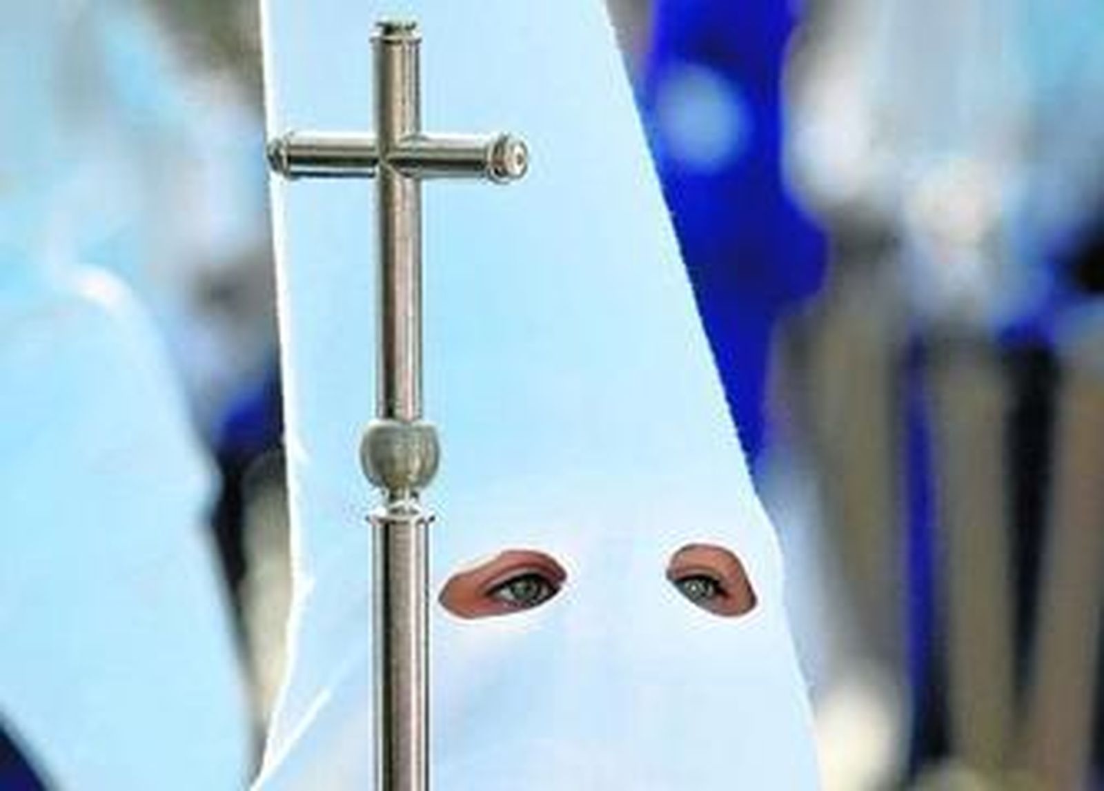 Un nazareno con pértiga de la hermandad del Gran Poder, ayer.