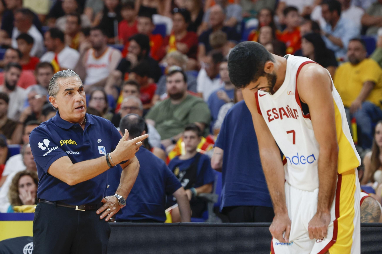 Scariolo le da instrucciones a Santi Aldama en el último España-Alemania.