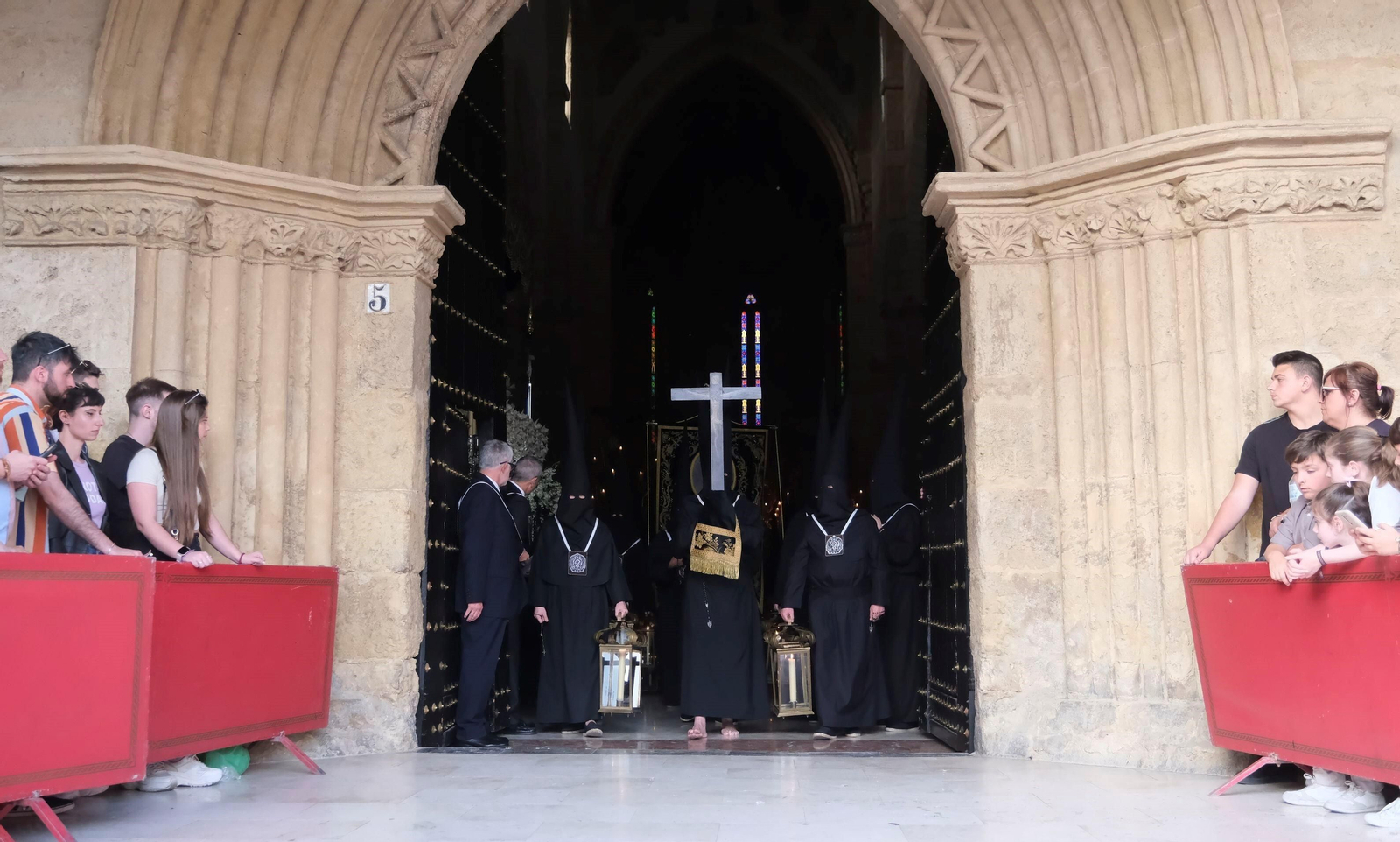 Lunes Santo en Córdoba: la procesión del Remedio de Ánimas, en imágenes