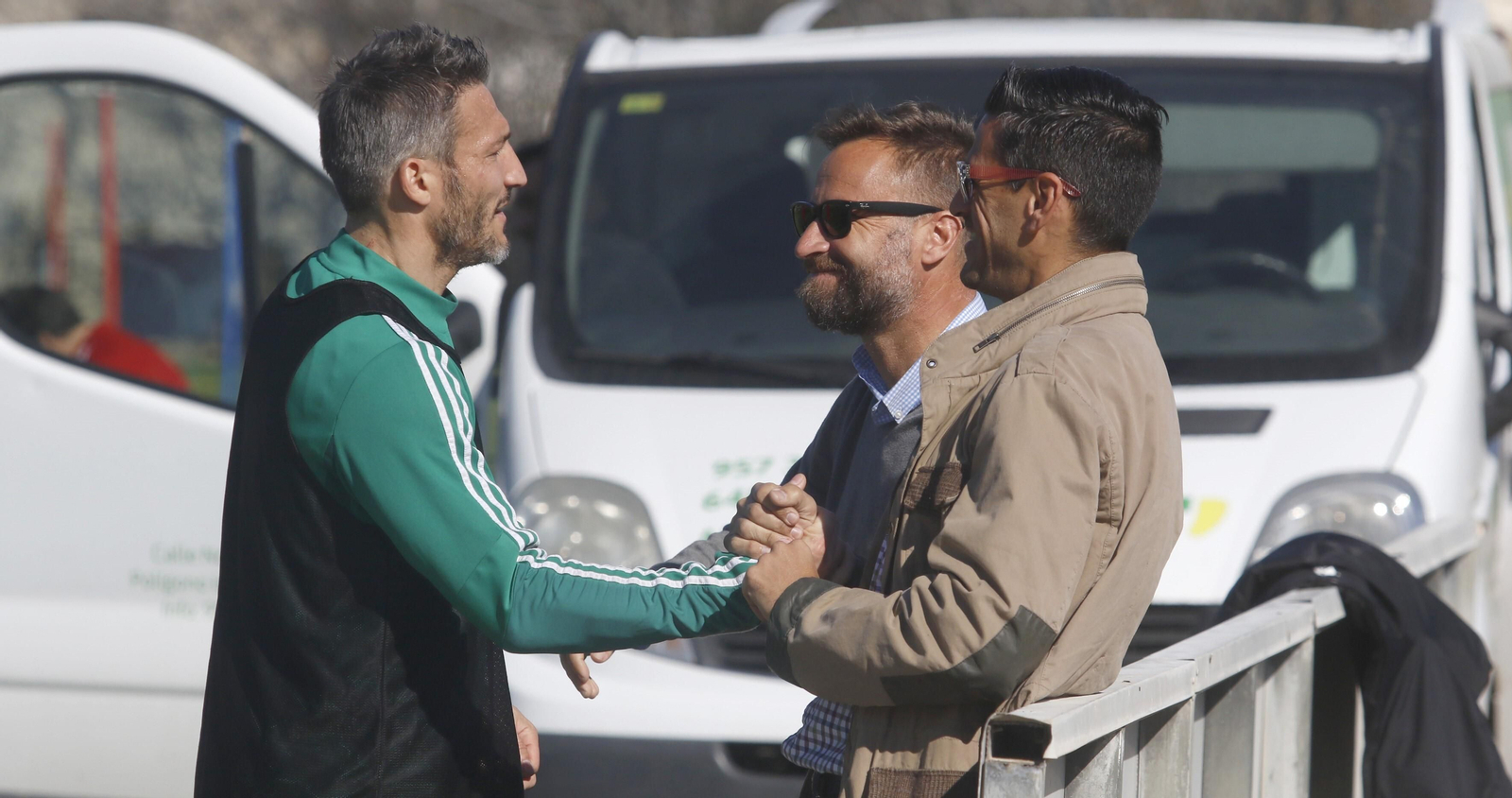 Juanito y David Ortega saludan a Piovaccari en un entrenamiento en la Ciudad Deportiva.