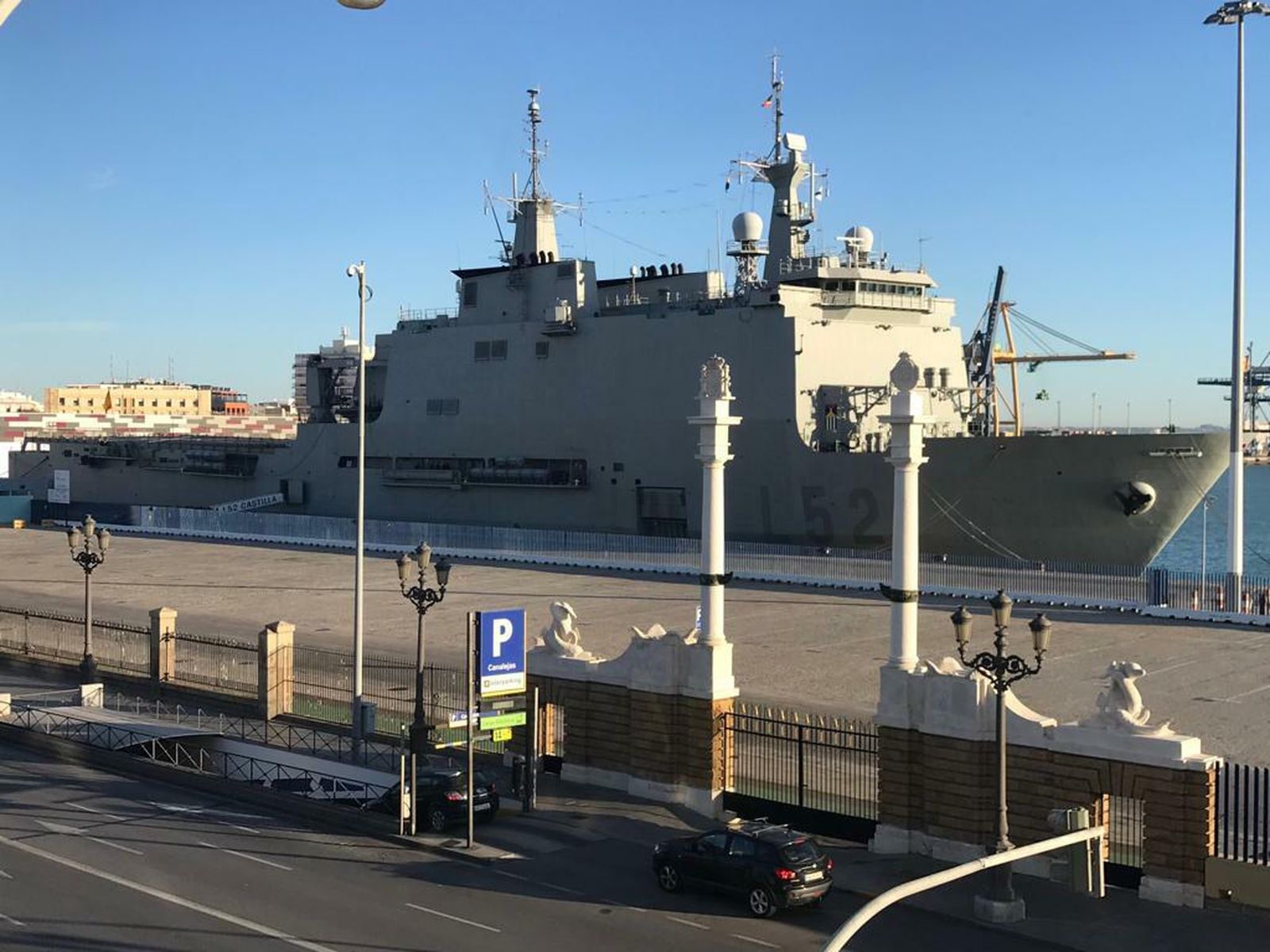 El buque 'Castilla' atracada este viernes en el puerto de Cádiz