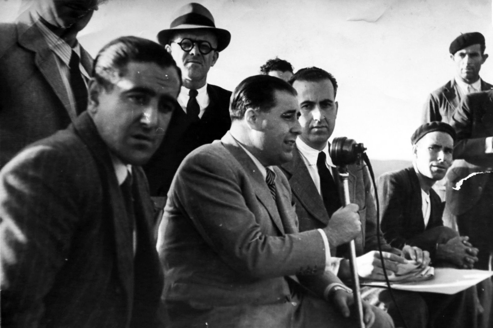 José Montesinos Barranco, retransmitiendo un partido del Cádiz, a cuya junta directiva perteneció.