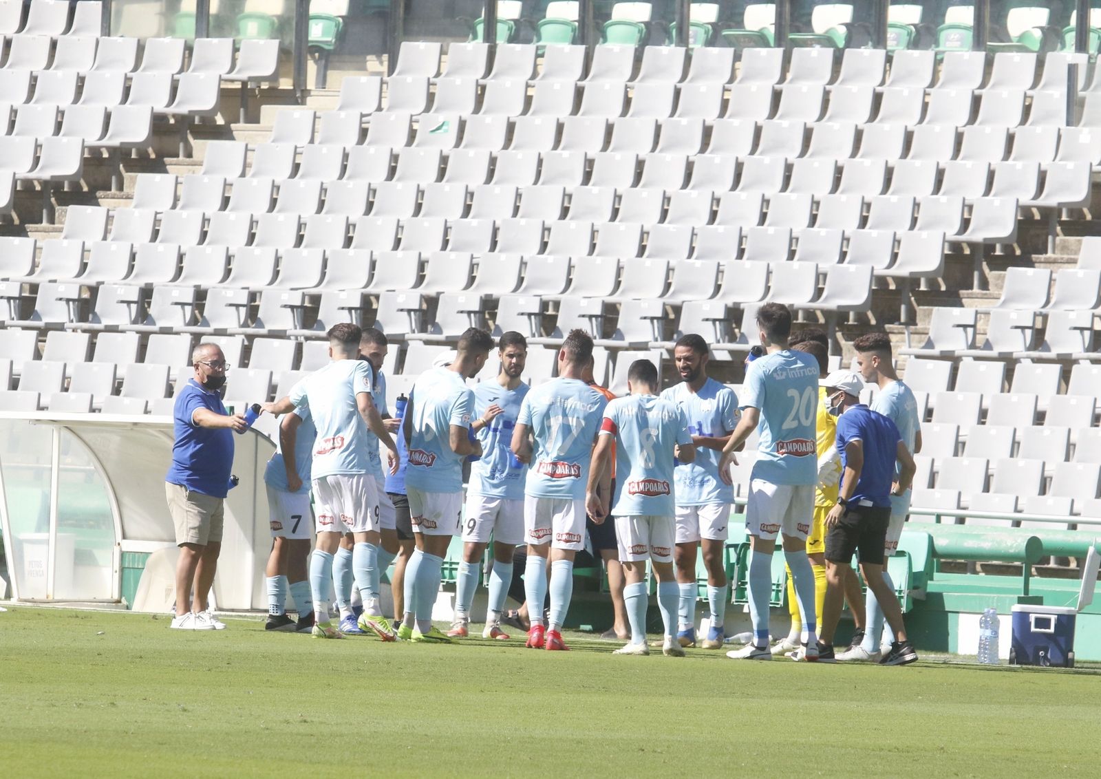Los jugadores del Ciudad de Lucena, durante una pausa de hidratación en El Arcángel.