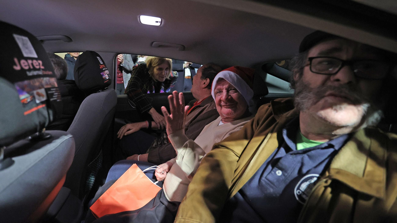 Imágenes de la caravana solidaria de los taxistas con los mayores por el alumbrado navideño de Jerez