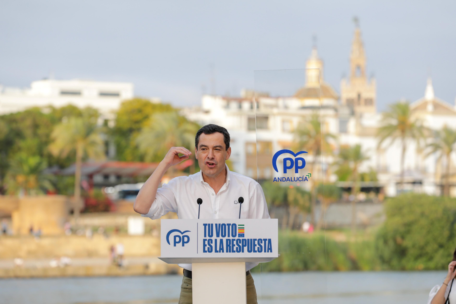 Acto de cierre de campaña del PP. Juanma Moreno, Carmen Crespo, Zoido, Ricardo Sánchez y José Luis Sanz..