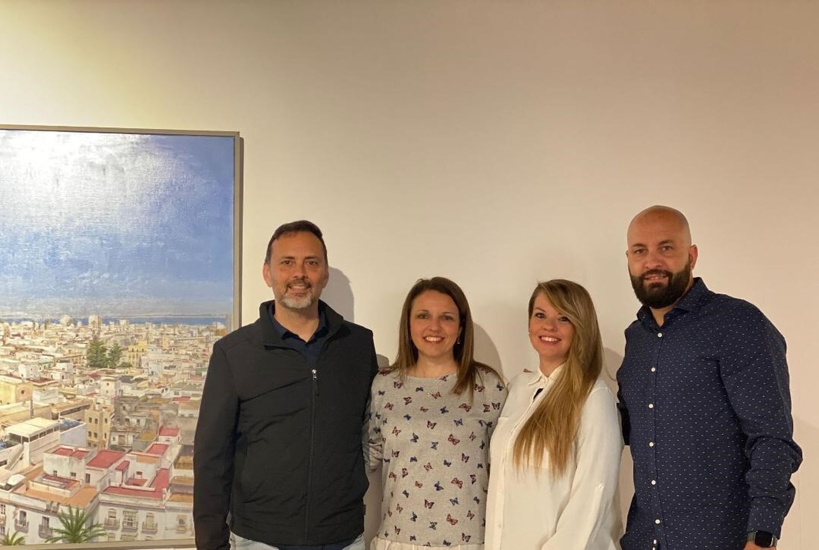 El pintor Fernando Devesa con Esther y Marina Arriaza y Ángel Luiz Gómez durante la inauguración de la exposición en el Castillo de Santa Catalina.