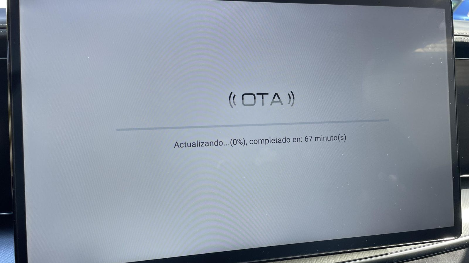 Las actualizaciones inalámbricas permite no sólo poner al día el sistema operativo solventando fallos, sino también incorporar nuevas funcionalidades a partir del hardware instalado en el coche, por ejemplo..