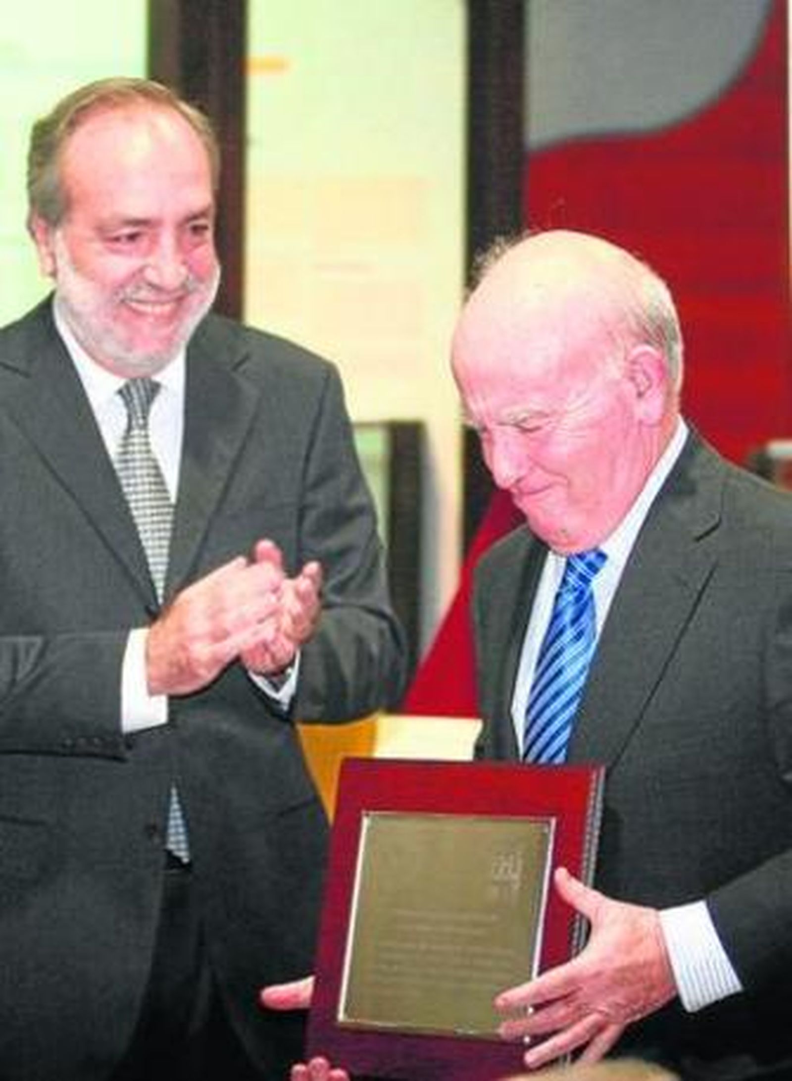 Manuel Bago aplaude a José Antonio Marín, ayer en el acto.