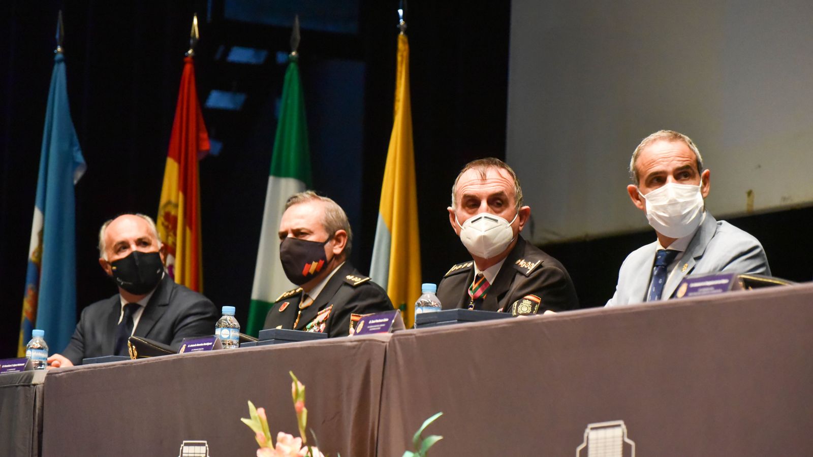 Las fotos de la entrega de medallas por el Dia de la Policía Nacional