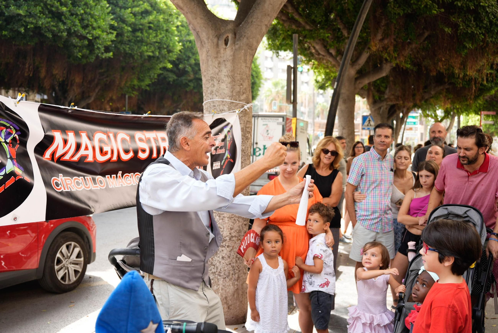 Cientos de niños se acercaron hasta el Paseo de Almería para disfrutar de la magia en vivo y en directo.