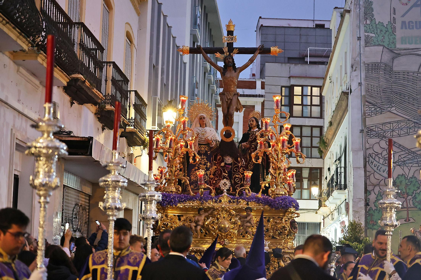 Miércoles Santo: La Hermandad de La Esperanza por las calles de Huelva