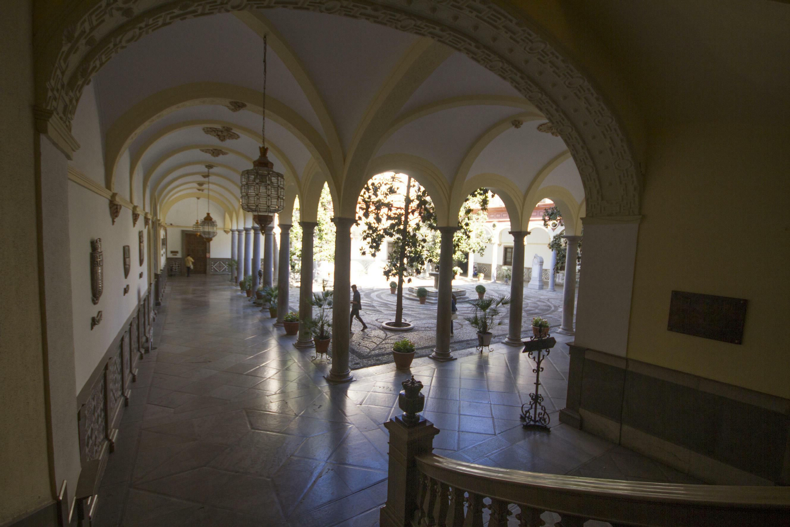 Una cofradía celebró el sábado una cena "privada" en el patio del Ayuntamiento