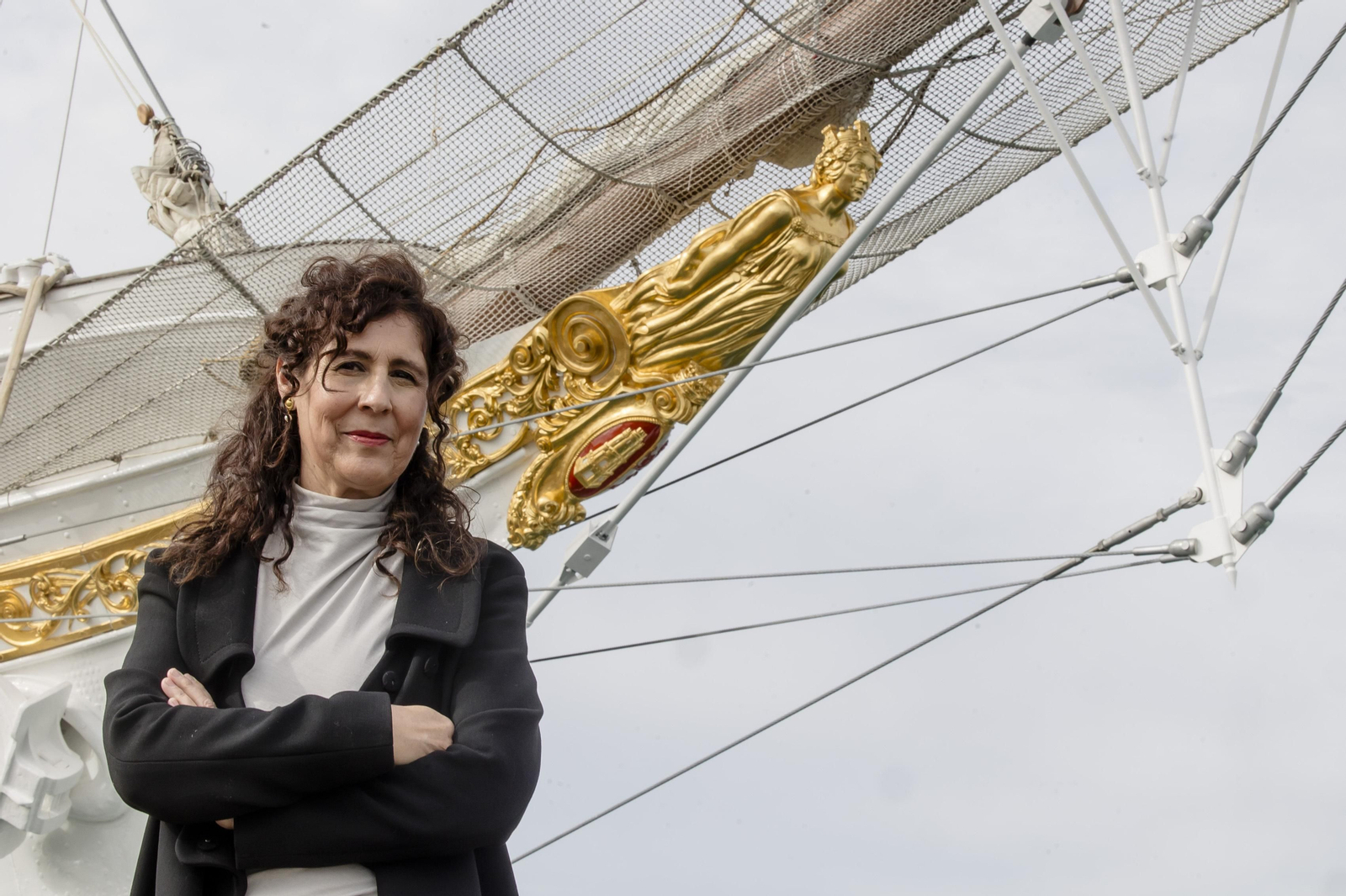 La restauradora Paz Barbero, junto a la obra recuperada.