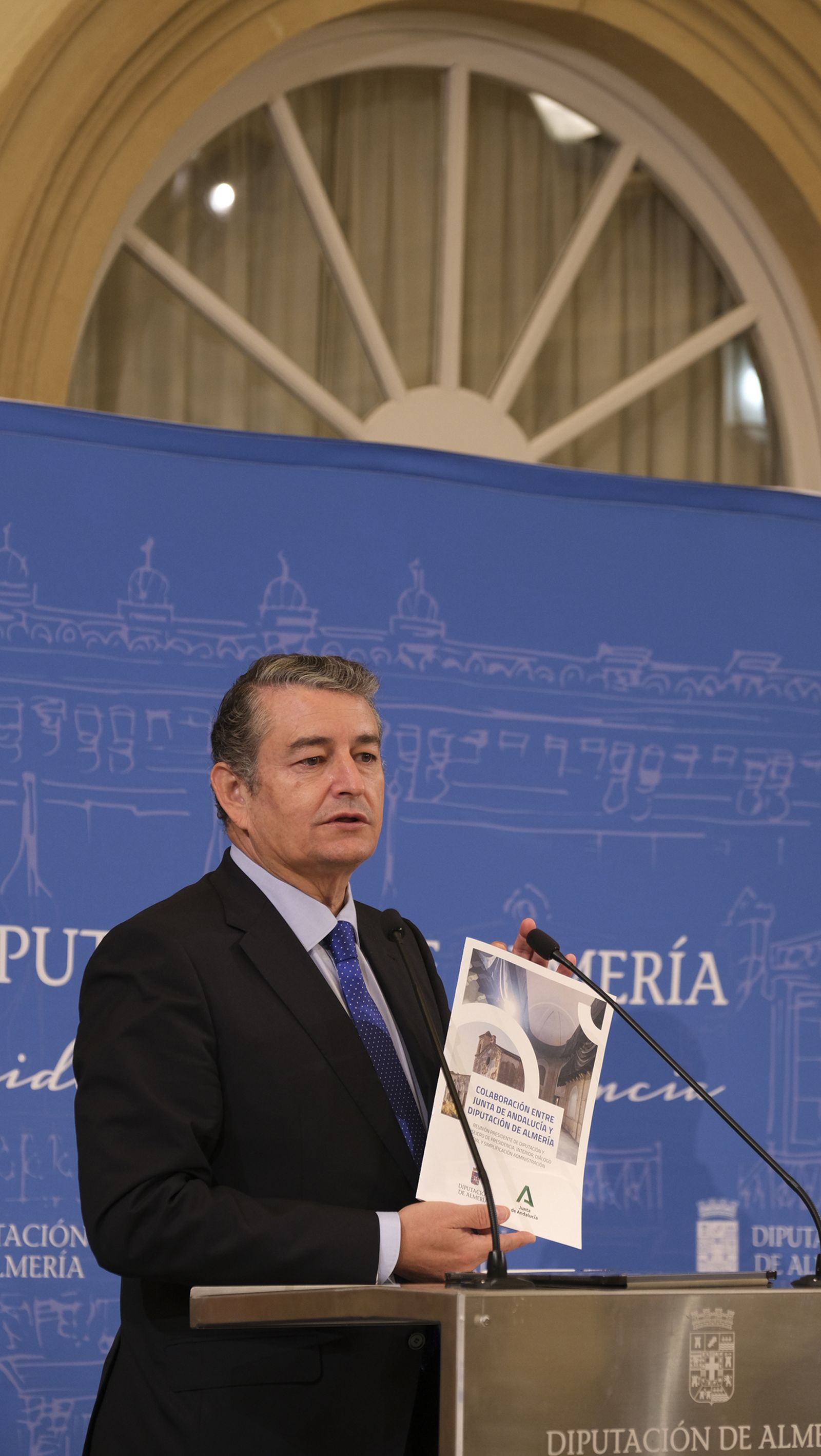 Imágenes de la visita del Consejero de Presidencia, Antonio Sanz, a la Diputación de Almería