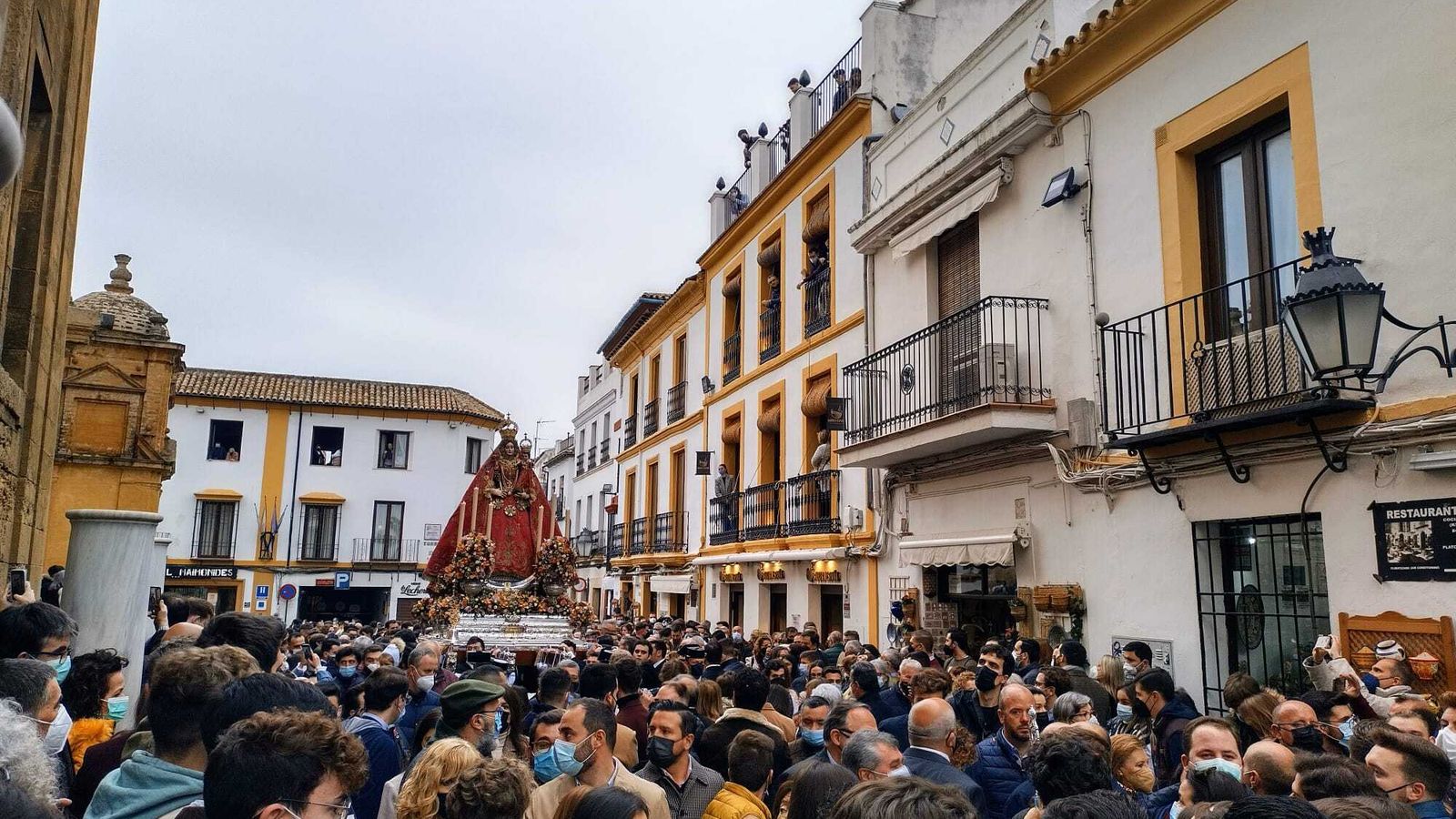 La Virgen de Araceli a su paso por la calle Cardenal Herrero.