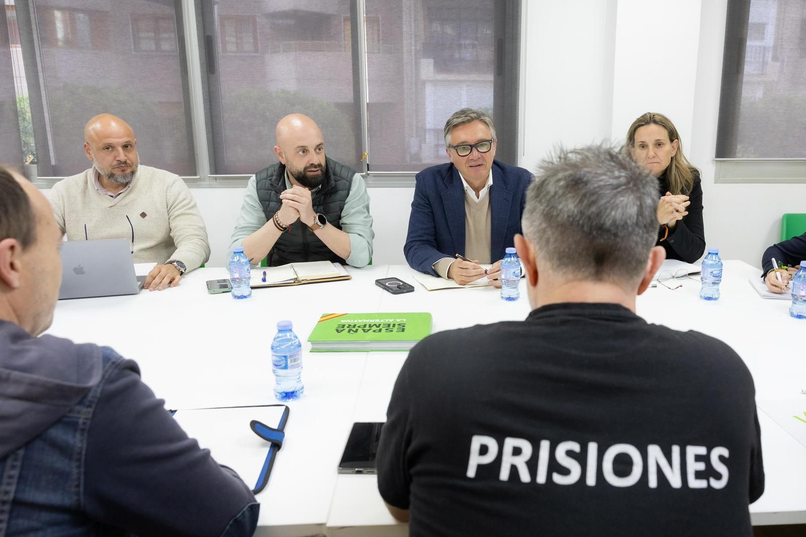 Gavira se ha reunido en Almería con sindicatos de funcionarios de prisiones.